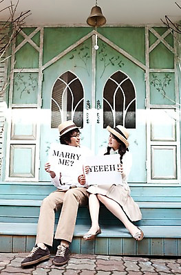 포토 JPG 주간 전신 모자 건축물 커플 여자 남자 건축 신부 포즈 신랑 결혼 프로포즈 전등 조명 사람 앉기 동양인 손짓 20대 성인 야외 두명 건물 옆모습 문 마주보기 팻말 한국인 표지판 커플룩 청년만 성인만 국내포토 자연요소 잡화 옷 뷰포인트 관계 모션 프레임 알림판 인종 이벤트 청년 파일형식