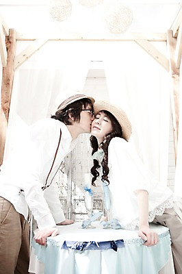 포토 JPG 모자 커플 여자 남자 신부 포즈 신랑 결혼 탁자 키스 실내 사람 동양인 손짓 상반신 20대 성인 두명 옆모습 한국인 커튼 커플룩 청년만 성인만 국내포토 잡화 옷 뷰포인트 가구 관계 모션 인종 이벤트 청년 내부 애정표현 파일형식