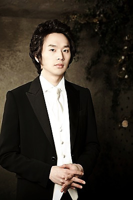 포토 JPG 옷 남자 포즈 신랑 결혼 넥타이 실내 한명 서기 사람 동양인 정장 턱시도 손짓 이벤트 상반신 20대 성인 앞모습 한국인 남자만 남자한명만 성인남자만 청년만 청년남자만 청년남자한명만 성인한명만 성인남자한명만 성인만 국내포토 1 잡화 뷰포인트 모션 인종 청년 내부 파일형식