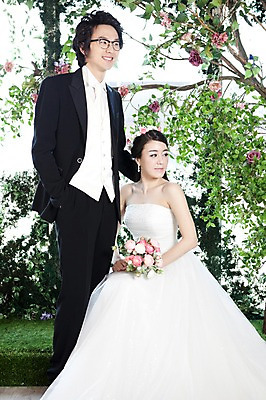 포토 JPG 주간 전신 나무 식물 커플 드레스 여자 남자 꽃 신부 부케 웨딩드레스 포즈 신랑 결혼 잎 장신구 결혼식 넥타이 서기 미소 웃음 사람 앉기 동양인 정장 턱시도 손짓 이벤트 20대 성인 야외 두명 옆모습 귀걸이 한국인 청년만 성인만 국내포토 자연요소 잡화 옷 뷰포인트 꽃다발 관계 모션 표정 인종 청년 파일형식