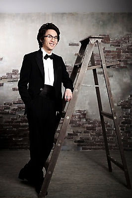 포토 JPG 전신 옷 남자 포즈 신랑 결혼 사다리 나비넥타이 넥타이 실내 한명 서기 미소 웃음 사람 동양인 정장 턱시도 손짓 이벤트 20대 성인 앞모습 한국인 남자만 남자한명만 성인남자만 청년만 청년남자만 청년남자한명만 성인한명만 성인남자한명만 성인만 국내포토 1 잡화 뷰포인트 모션 표정 인종 청년 내부 도구 파일형식