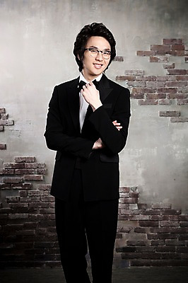 포토 JPG 전신 옷 남자 포즈 신랑 결혼 나비넥타이 넥타이 실내 한명 서기 미소 웃음 사람 동양인 정장 턱시도 손짓 이벤트 20대 성인 앞모습 한국인 남자만 남자한명만 성인남자만 청년만 청년남자만 청년남자한명만 성인한명만 성인남자한명만 성인만 국내포토 1 잡화 뷰포인트 모션 표정 인종 청년 내부 파일형식