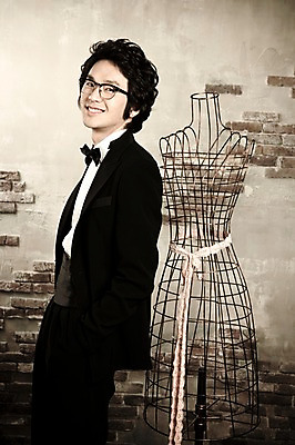 포토 JPG 전신 옷 남자 포즈 신랑 결혼 나비넥타이 넥타이 실내 한명 서기 미소 웃음 사람 동양인 정장 턱시도 손짓 이벤트 20대 성인 옆모습 한국인 마네킹 남자만 남자한명만 성인남자만 청년만 청년남자만 청년남자한명만 성인한명만 성인남자한명만 성인만 국내포토 1 잡화 뷰포인트 모션 표정 인종 청년 내부 파일형식