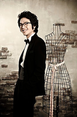 포토 JPG 전신 옷 남자 포즈 신랑 결혼 나비넥타이 넥타이 실내 한명 서기 미소 웃음 사람 동양인 정장 턱시도 손짓 이벤트 20대 성인 옆모습 한국인 마네킹 남자만 남자한명만 성인남자만 청년만 청년남자만 청년남자한명만 성인한명만 성인남자한명만 성인만 국내포토 1 잡화 뷰포인트 모션 표정 인종 청년 내부 파일형식