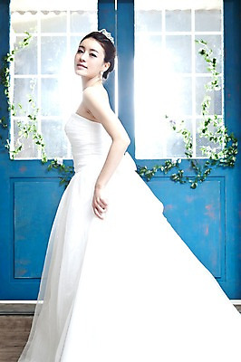 포토 JPG 전신 식물 드레스 옷 여자 기념일 신부 웨딩드레스 포즈 결혼 잎 장신구 나뭇잎 왕관 실내 한명 서기 사람 동양인 손짓 이벤트 20대 성인 옆모습 문 귀걸이 한국인 보석 티아라 여자만 여자한명만 성인여자만 청년만 청년여자만 성인한명만 청년여자한명만 성인여자한명만 성인만 국내포토 1 뷰포인트 모션 인종 청년 내부 광석 파일형식