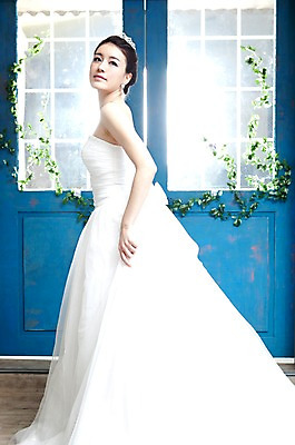 포토 JPG 전신 식물 드레스 옷 여자 기념일 신부 웨딩드레스 포즈 결혼 잎 장신구 나뭇잎 왕관 실내 한명 서기 사람 동양인 손짓 이벤트 20대 성인 옆모습 문 귀걸이 한국인 보석 티아라 여자만 여자한명만 성인여자만 청년만 청년여자만 성인한명만 청년여자한명만 성인여자한명만 성인만 국내포토 1 뷰포인트 모션 인종 청년 내부 광석 파일형식