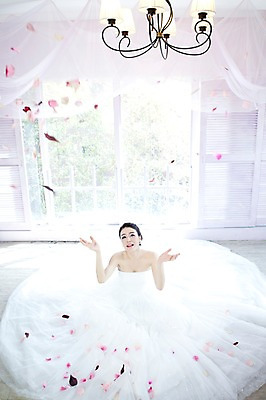 포토 JPG 전신 드레스 옷 여자 기념일 꽃잎 신부 웨딩드레스 포즈 결혼 장신구 창문 왕관 전등 조명 실내 한명 미소 웃음 사람 앉기 동양인 손짓 이벤트 20대 성인 앞모습 귀걸이 한국인 커튼 보석 티아라 꽃가루 여자만 여자한명만 성인여자만 청년만 청년여자만 성인한명만 청년여자한명만 성인여자한명만 성인만 국내포토 1 꽃 뷰포인트 모션 표정 인종 청년 내부 광석 가루 파일형식