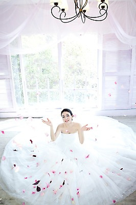 포토 JPG 전신 드레스 옷 여자 기념일 꽃잎 신부 웨딩드레스 포즈 결혼 장신구 창문 왕관 전등 조명 실내 한명 미소 웃음 사람 앉기 동양인 손짓 이벤트 20대 성인 앞모습 귀걸이 한국인 커튼 보석 티아라 꽃가루 여자만 여자한명만 성인여자만 청년만 청년여자만 성인한명만 청년여자한명만 성인여자한명만 성인만 국내포토 1 꽃 뷰포인트 모션 표정 인종 청년 내부 광석 가루 파일형식