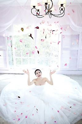 포토 JPG 전신 드레스 옷 여자 기념일 꽃잎 신부 웨딩드레스 포즈 결혼 장신구 창문 왕관 전등 조명 실내 한명 미소 웃음 사람 앉기 동양인 손짓 이벤트 20대 성인 앞모습 귀걸이 한국인 커튼 보석 티아라 꽃가루 여자만 여자한명만 성인여자만 청년만 청년여자만 성인한명만 청년여자한명만 성인여자한명만 성인만 국내포토 1 꽃 뷰포인트 모션 표정 인종 청년 내부 광석 가루 파일형식