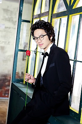 포토 JPG 전신 식물 옷 남자 꽃 포즈 신랑 결혼 창문 나비넥타이 넥타이 실내 한명 서기 사람 동양인 정장 턱시도 손짓 이벤트 20대 성인 옆모습 장미 한국인 남자만 남자한명만 성인남자만 청년만 청년남자만 청년남자한명만 성인한명만 성인남자한명만 성인만 국내포토 1 잡화 뷰포인트 모션 인종 청년 내부 파일형식