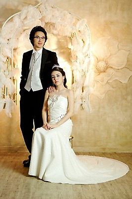 포토 JPG 전신 커플 드레스 여자 남자 신부 웨딩드레스 포즈 신랑 결혼 장신구 결혼식 넥타이 실내 서기 사람 앉기 동양인 정장 턱시도 손짓 이벤트 20대 성인 두명 앞모습 귀걸이 한국인 청년만 성인만 국내포토 잡화 옷 뷰포인트 관계 모션 인종 청년 내부 파일형식
