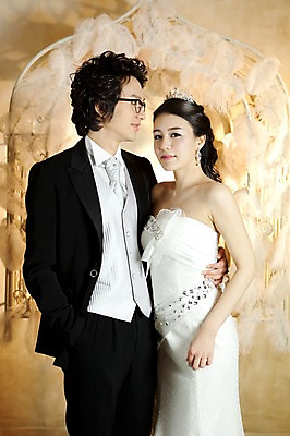 포토 JPG 전신 커플 드레스 여자 남자 신부 웨딩드레스 포즈 신랑 결혼 장신구 안기 결혼식 넥타이 실내 서기 사람 동양인 정장 턱시도 손짓 이벤트 20대 성인 두명 옆모습 귀걸이 한국인 청년만 성인만 국내포토 잡화 옷 뷰포인트 관계 모션 인종 청년 내부 파일형식