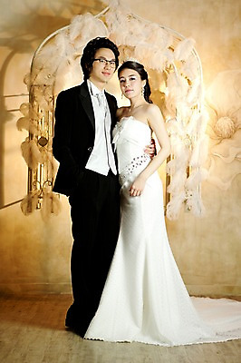 포토 JPG 전신 커플 드레스 여자 남자 신부 웨딩드레스 포즈 신랑 결혼 장신구 안기 결혼식 넥타이 실내 서기 사람 동양인 정장 턱시도 손짓 이벤트 20대 성인 두명 앞모습 귀걸이 한국인 청년만 성인만 국내포토 잡화 옷 뷰포인트 관계 모션 인종 청년 내부 파일형식