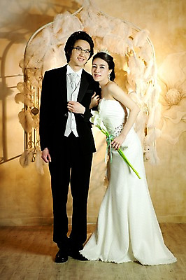 포토 JPG 전신 식물 커플 드레스 여자 남자 꽃 신부 부케 웨딩드레스 포즈 신랑 결혼 장신구 결혼식 넥타이 실내 서기 웃음 사람 동양인 정장 턱시도 손짓 이벤트 20대 성인 두명 앞모습 팔짱 귀걸이 한국인 청년만 성인만 국내포토 잡화 옷 뷰포인트 꽃다발 관계 모션 표정 인종 청년 내부 파일형식