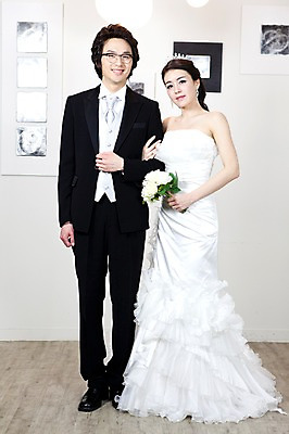 포토 JPG 전신 식물 커플 드레스 여자 남자 꽃 신부 부케 웨딩드레스 포즈 액자 신랑 결혼 장신구 결혼식 넥타이 실내 서기 사람 동양인 정장 턱시도 손짓 이벤트 20대 성인 두명 앞모습 팔짱 귀걸이 한국인 청년만 성인만 국내포토 잡화 옷 뷰포인트 꽃다발 관계 모션 인종 청년 내부 파일형식