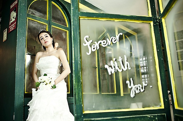 포토 JPG 전신 식물 드레스 옷 여자 기념일 꽃 신부 부케 웨딩드레스 포즈 결혼 장신구 왕관 실내 한명 서기 사람 동양인 손짓 이벤트 20대 성인 앞모습 귀걸이 한국인 보석 티아라 여자만 여자한명만 성인여자만 청년만 청년여자만 성인한명만 청년여자한명만 성인여자한명만 성인만 국내포토 1 뷰포인트 꽃다발 모션 인종 청년 내부 광석 파일형식