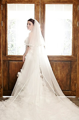 포토 JPG 전신 드레스 옷 여자 기념일 신부 웨딩드레스 포즈 결혼 장신구 왕관 면사포 실내 한명 서기 사람 동양인 손짓 이벤트 20대 성인 옆모습 문 귀걸이 한국인 보석 티아라 여자만 여자한명만 성인여자만 청년만 청년여자만 성인한명만 청년여자한명만 성인여자한명만 성인만 국내포토 1 뷰포인트 모션 인종 청년 내부 광석 결혼소품 파일형식