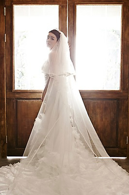 포토 JPG 전신 드레스 옷 여자 기념일 신부 웨딩드레스 포즈 결혼 장신구 왕관 면사포 실내 한명 서기 사람 동양인 손짓 이벤트 20대 성인 옆모습 문 귀걸이 한국인 보석 티아라 여자만 여자한명만 성인여자만 청년만 청년여자만 성인한명만 청년여자한명만 성인여자한명만 성인만 국내포토 1 뷰포인트 모션 인종 청년 내부 광석 결혼소품 파일형식