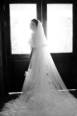 포토 JPG 전신 드레스 옷 여자 기념일 신부 웨딩드레스 포즈 결혼 장신구 왕관 면사포 흑백 실내 한명 서기 사람 동양인 손짓 이벤트 20대 성인 문 귀걸이 한국인 보석 티아라 여자만 여자한명만 성인여자만 청년만 청년여자만 성인한명만 청년여자한명만 성인여자한명만 성인만 국내포토 1 모션 촬영기법 인종 청년 내부 광석 결혼소품 파일형식