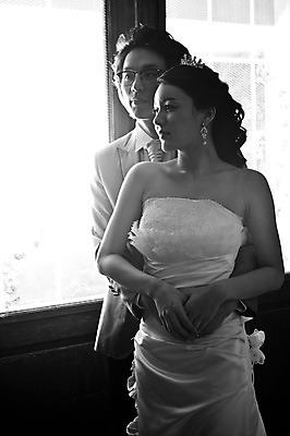 포토 JPG 커플 드레스 여자 남자 신부 웨딩드레스 포즈 신랑 결혼 장신구 안기 결혼식 넥타이 흑백 실내 서기 사람 동양인 정장 턱시도 손짓 이벤트 상반신 20대 성인 두명 앞모습 귀걸이 한국인 청년만 성인만 국내포토 잡화 옷 뷰포인트 관계 모션 촬영기법 인종 청년 내부 파일형식