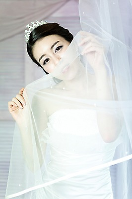 포토 JPG 드레스 옷 여자 기념일 신부 웨딩드레스 포즈 결혼 장신구 왕관 면사포 실내 한명 사람 동양인 손짓 이벤트 상반신 20대 성인 앞모습 귀걸이 한국인 보석 티아라 여자만 여자한명만 성인여자만 청년만 청년여자만 성인한명만 청년여자한명만 성인여자한명만 성인만 국내포토 1 뷰포인트 모션 인종 청년 내부 광석 결혼소품 파일형식