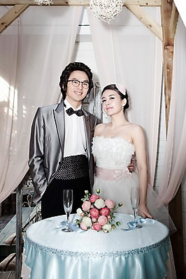 포토 JPG 커플 드레스 옷 원피스 여자 기념일 남자 신부 포즈 신랑 결혼 잔 실내 서기 미소 웃음 사람 동양인 정장 턱시도 손짓 이벤트 상반신 20대 성인 두명 앞모습 컵 한국인 커튼 여성복 남성복 이브닝드레스 신사복 청년만 성인만 국내포토 식기 뷰포인트 관계 모션 표정 인종 청년 내부 파일형식