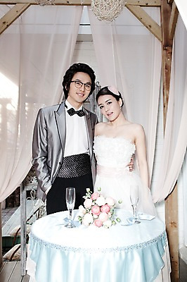 포토 JPG 식물 커플 드레스 옷 원피스 여자 기념일 남자 꽃 신부 부케 포즈 신랑 결혼 탁자 잔 실내 서기 미소 웃음 사람 동양인 정장 턱시도 손짓 이벤트 상반신 20대 성인 두명 앞모습 컵 한국인 커튼 여성복 남성복 이브닝드레스 신사복 청년만 성인만 국내포토 식기 뷰포인트 꽃다발 가구 관계 모션 표정 인종 청년 내부 파일형식