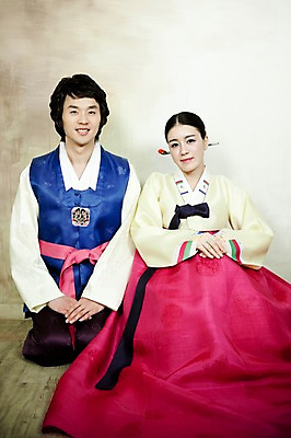 포토 JPG 전신 한국전통 부부 커플 옷 여자 남자 신부 포즈 신랑 결혼 실내 미소 웃음 사람 앉기 동양인 손짓 20대 성인 두명 앞모습 한국인 인사 절 전통의상 한복 청년만 성인만 국내포토 전통 뷰포인트 관계 모션 한국 표정 인종 이벤트 청년 내부 예절 파일형식