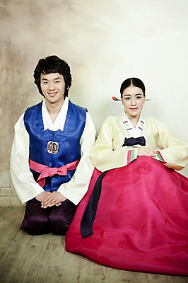 포토 JPG 전신 한국전통 부부 커플 옷 여자 남자 신부 포즈 신랑 결혼 실내 미소 웃음 사람 앉기 동양인 손짓 20대 성인 두명 앞모습 한국인 인사 절 전통의상 한복 청년만 성인만 국내포토 전통 뷰포인트 관계 모션 한국 표정 인종 이벤트 청년 내부 예절 파일형식