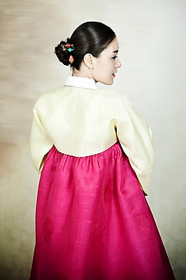 포토 JPG 한국전통 옷 여자 신부 포즈 결혼 실내 한명 사람 동양인 손짓 상반신 20대 성인 뒷모습 한국인 전통의상 한복 여자만 여자한명만 성인여자만 청년만 청년여자만 성인한명만 청년여자한명만 성인여자한명만 성인만 국내포토 1 전통 뷰포인트 모션 한국 인종 이벤트 청년 내부 파일형식