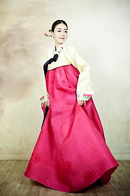 포토 JPG 전신 한국전통 옷 여자 신부 포즈 결혼 실내 한명 서기 사람 동양인 손짓 20대 성인 옆모습 한국인 전통의상 한복 여자만 여자한명만 성인여자만 청년만 청년여자만 성인한명만 청년여자한명만 성인여자한명만 성인만 국내포토 1 전통 뷰포인트 모션 한국 인종 이벤트 청년 내부 파일형식