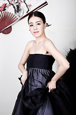 포토 JPG 한국전통 옷 여자 신부 포즈 결혼 실내 한명 서기 사람 동양인 손짓 상반신 20대 성인 앞모습 한국인 부채 전통의상 한복 개량한복 여자만 여자한명만 성인여자만 청년만 청년여자만 성인한명만 청년여자한명만 성인여자한명만 성인만 국내포토 1 전통 뷰포인트 모션 한국 인종 이벤트 청년 내부 파일형식