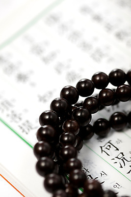 포토 JPG 스튜디오촬영 문자 기호 종교 불교 종교용품 실내 근접촬영 한글 사람없음 아웃포커스 책 한자 불교용품 염주 경전 불교경전 불교서적 불교책 국내포토 뷰포인트 촬영기법 내부 파일형식