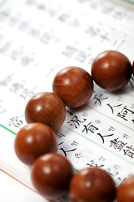 포토 JPG 스튜디오촬영 문자 기호 종교 불교 종교용품 실내 근접촬영 한글 사람없음 아웃포커스 책 한자 불교용품 염주 경전 불교경전 불교서적 불교책 국내포토 뷰포인트 촬영기법 내부 파일형식