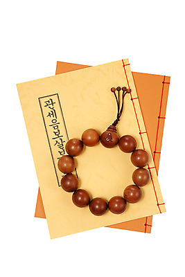 포토 JPG 스튜디오촬영 종교 불교 종교용품 실내 누끼 사람없음 책 불교용품 염주 경전 불교경전 불교서적 불교책 국내포토 내부 파일형식