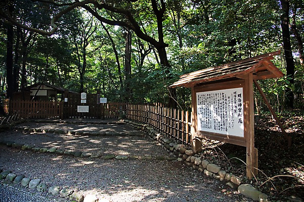 포토 JPG 주간 나무 식물 전통 아시아 일본문화 자연 알림판 풍경 사람없음 야외 관광지 울타리 일본 표지판 역사 숲 일본전통 메이지신궁 메이지진구 신사_일본건축 국내포토 자연요소 동양문화 나라 외국문화 여행 담장 생태계 일본건축 파일형식