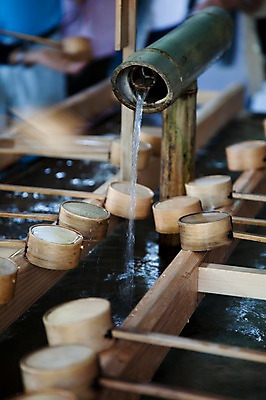 포토 JPG 주간 전통 아시아 일본문화 물줄기 풍경 사람없음 야외 물 관광지 일본 역사 샘물 대나무 일본전통 식수 메이지신궁 메이지진구 식수대 신사_일본건축 국내포토 자연요소 나무 동양문화 나라 외국문화 여행 일본건축 파일형식