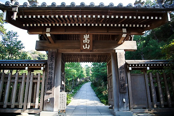 포토 JPG 주간 나무 식물 전통 건축물 건축 아시아 종교 도로 길 고건축 불교 일본문화 자연 출입구 풍경 사람없음 야외 건물 관광지 문 일본 사찰 역사 불교용품 일본전통 가마쿠라 겐초사 국내포토 자연요소 동양문화 나라 외국문화 여행 종교용품 종교건축 교통시설 생태계 신사_일본건축 파일형식