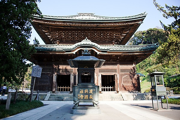 포토 JPG 주간 나무 식물 전통 건축물 건축 아시아 종교 고건축 불교 일본문화 풍경 사람없음 야외 건물 관광지 일본 사찰 역사 일본전통 가마쿠라 겐초사 국내포토 자연요소 동양문화 나라 외국문화 여행 종교건축 신사_일본건축 파일형식