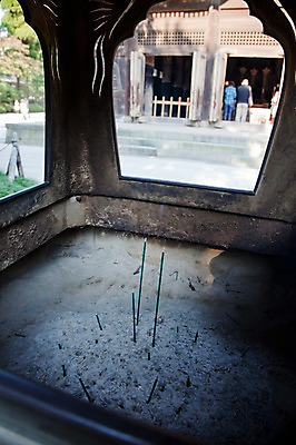 포토 JPG 주간 전통 건축물 건축 아시아 종교 고건축 불교 일본문화 풍경 여러명 야외 건물 관광지 일본 사찰 역사 불교용품 일본전통 향 가마쿠라 겐초사 국내포토 자연요소 동양문화 나라 외국문화 여행 다수 종교용품 종교건축 사람 신사_일본건축 파일형식