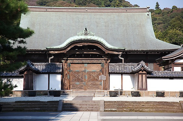포토 JPG 주간 나무 식물 전통 건축물 건축 아시아 종교 고건축 불교 일본문화 풍경 사람없음 야외 건물 관광지 일본 사찰 역사 일본전통 가마쿠라 겐초사 국내포토 자연요소 동양문화 나라 외국문화 여행 종교건축 신사_일본건축 파일형식