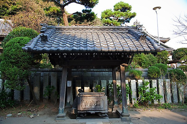 포토 JPG 주간 나무 식물 전통 건축물 건축 아시아 고건축 가로등 일본문화 풍경 사람없음 야외 건물 울타리 일본 역사 샘물 일본전통 에노시마 국내포토 자연요소 동양문화 공공시설 나라 외국문화 담장 파일형식