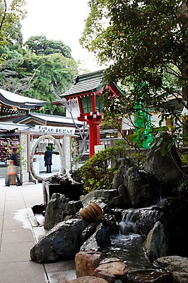 포토 JPG 주간 나무 식물 전통 건축물 건축 아시아 종교 고건축 일본문화 자연 사람 풍경 야외 건물 물 관광지 일본 역사 수로 일본전통 에노시마 신사_일본건축 국내포토 자연요소 동양문화 나라 외국문화 여행 생태계 일본건축 파일형식