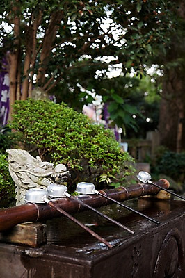 포토 JPG 주간 나무 식물 전통 시설물 아시아 조각 일본문화 풍경 사람없음 야외 물 관광지 조각상 일본 역사 샘물 일본전통 바가지 식수대 에노시마 조각_조소 국내포토 자연요소 동양문화 건축물 나라 외국문화 여행 조형물 조소 파일형식