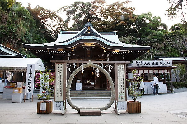 포토 JPG 주간 전신 나무 식물 전통 건축물 건축 아시아 종교 고건축 일본문화 하늘 사람 동양인 풍경 야외 두명 건물 관광지 일본 역사 일본전통 에노시마 신사_일본건축 국내포토 자연요소 동양문화 나라 외국문화 여행 인종 일본건축 파일형식