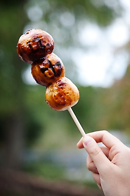 포토 JPG 주간 손 아시아 음식 신체 일본문화 사람 풍경 야외 신체부위 일본 잡기 꼬치 당고 일본음식 국내포토 자연요소 동양문화 나라 외국문화 모션 파일형식