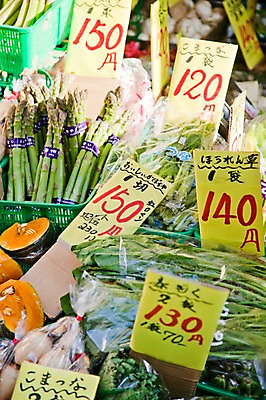 포토 JPG 아시아 음식 채소 일본문화 식재료 풍경 사람없음 판매 바구니 일본 시장 아스파라거스 나물 가격표 채소가게 일본음식 국내포토 동양문화 나라 외국문화 상점 파일형식