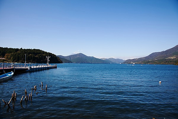 포토 JPG 주간 나무 식물 아시아 호수 섬 일본문화 자연 하늘 산 풍경 사람없음 야외 항구 일본 하코네 아시노호수 선박 국내포토 자연요소 동양문화 나라 외국문화 수상교통 교통시설 생태계 파일형식