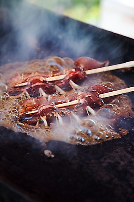 포토 JPG 아시아 음식 일본문화 풍경 사람없음 일본 거품 양념 꼬치 연기 구이 오징어 철판 하코네 철판구이 일본음식 국내포토 동양문화 나라 외국문화 연체동물 수중동물 파일형식