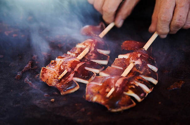 포토 JPG 손 아시아 음식 신체 일본문화 한명 사람 풍경 신체부위 일본 꼬치 구이 오징어 철판 하코네 철판구이 일본음식 국내포토 1 동양문화 나라 외국문화 연체동물 수중동물 파일형식